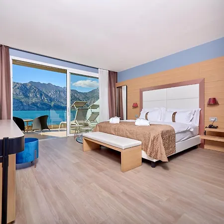 Готель Castello Front 4*