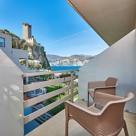 Castello Front 4* Мальчезіне